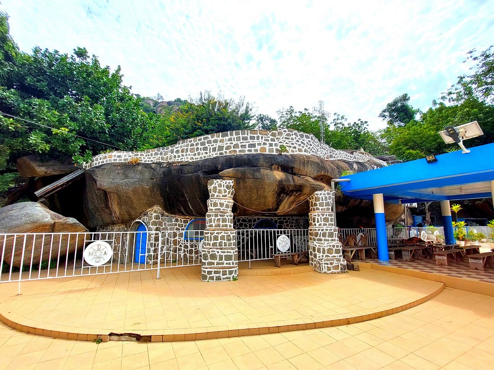 Grotte Notre-Dame d'Arigbo